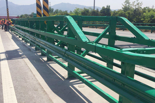 陝西(xī)省交通建設集團取消高(gāo)速公路(lù)省界收費站工(gōng)程西(xī)商段中央分(fēn)隔帶安裝工(gōng)程進度報道