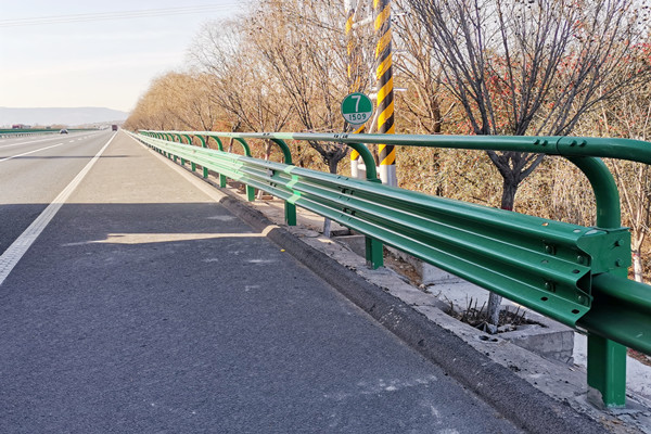 陝西(xī)省交通建設集團取消高(gāo)速公路(lù)省界收費站工(gōng)程西(xī)商段護欄安裝工(gōng)程進度報道